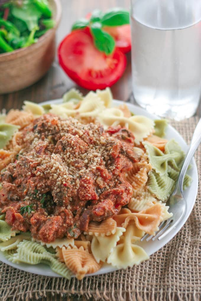 A bowl of pasta on a plate 