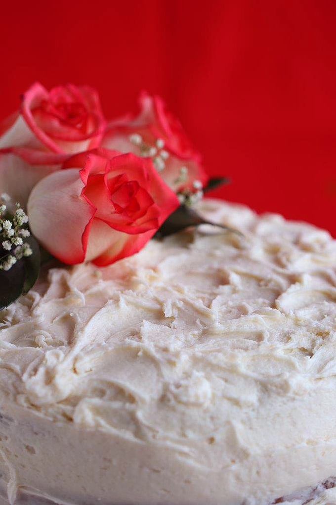 A close up of top of cake with roses on top