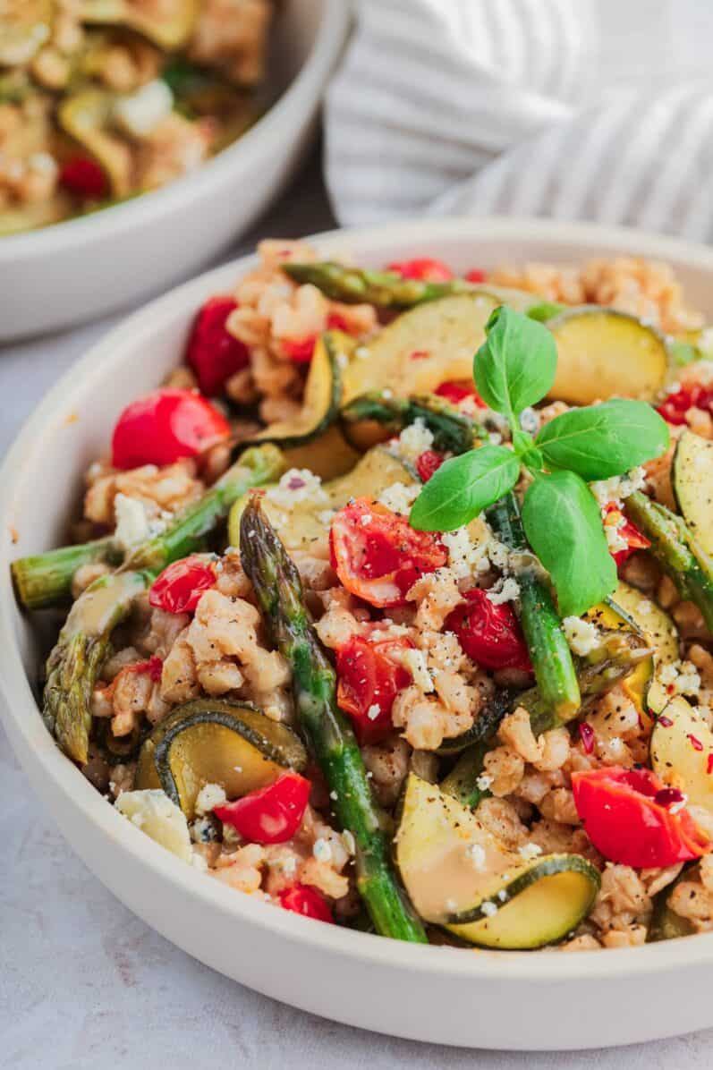 Pearl-Barley-Salad in a white bowl